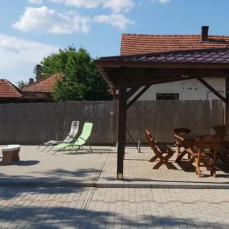 Feszty-feszek Vendeghaz *