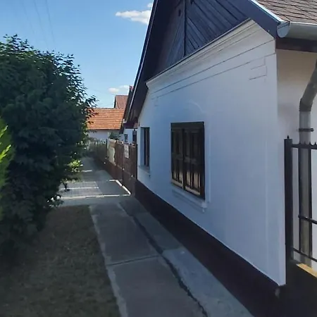 Feszty-feszek Vendeghaz