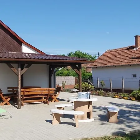 Feszty-feszek Vendeghaz Apartament