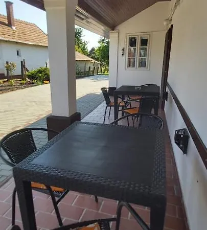 Feszty-feszek Vendeghaz Apartament