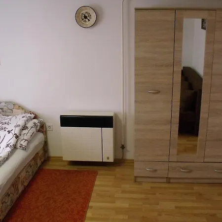 Feszty-feszek Vendeghaz Apartament *