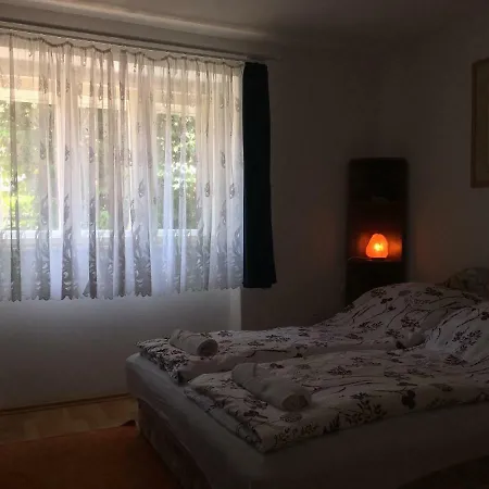 Feszty-feszek Vendeghaz *