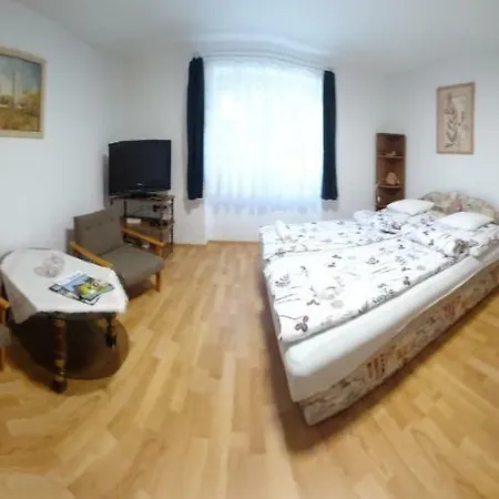Feszty-feszek Vendeghaz Apartment *