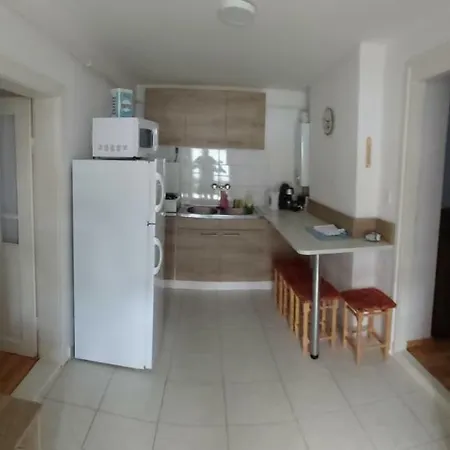 Apartment Feszty-feszek Vendeghaz *